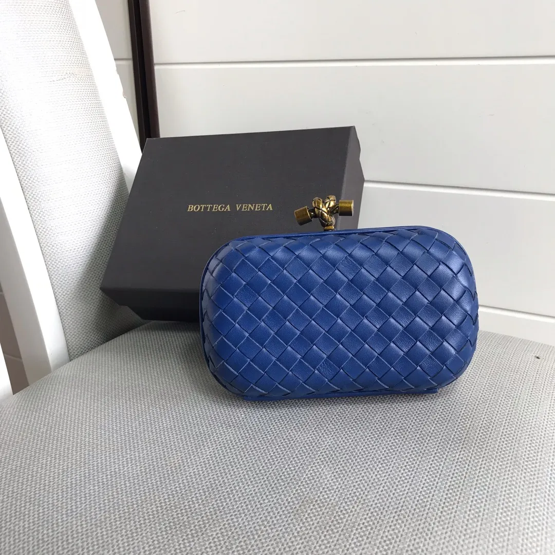 Sheepskin Knot clutch~~~Classic small clutch bag, engraved with the iconic metallic twist buckle. Size: 17cm*10.5cm*6cm MS8651